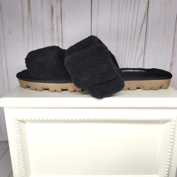 Olivia Miller "Amantea" Fuzzy Slide Flat Sandals - Picture 4 of 7